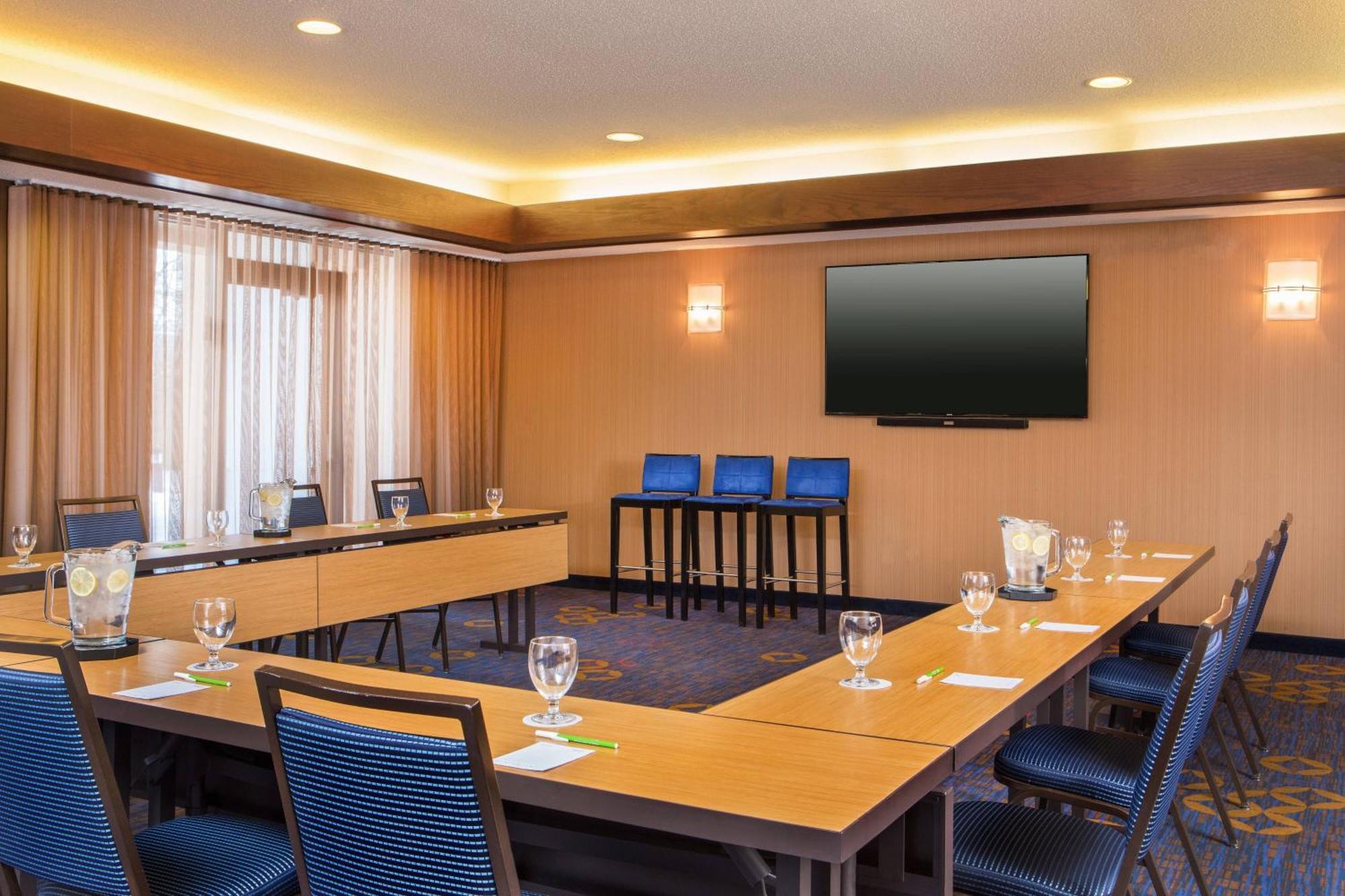 Courtyard Hartford Манчестер Экстерьер фото