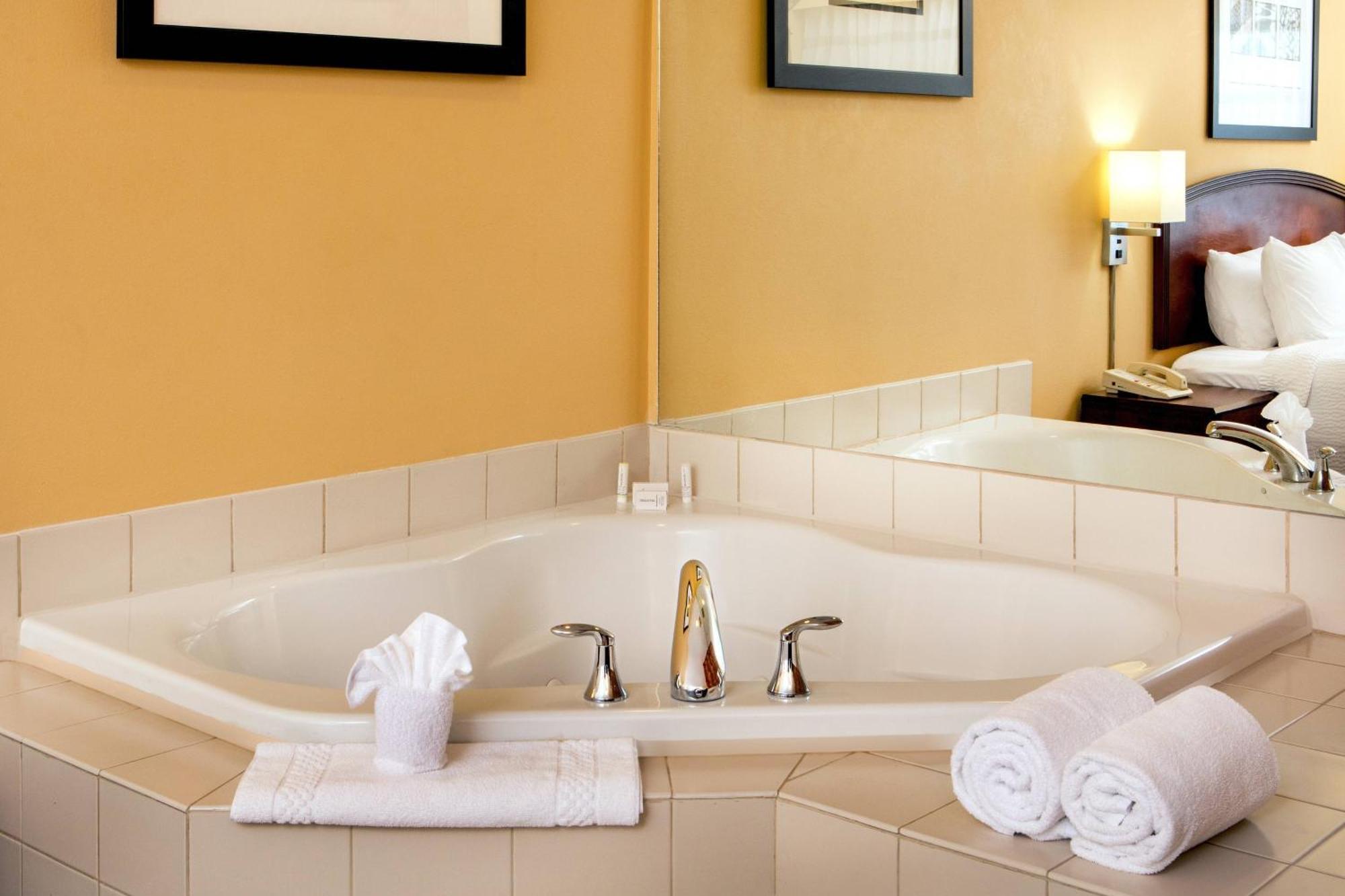Courtyard Hartford Манчестер Экстерьер фото